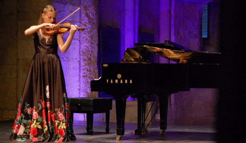 La violinista lituana Rolanda Ginkute retoma el Festival Joven de MUSEG con dos llenos en Sotosalbos y Segovia