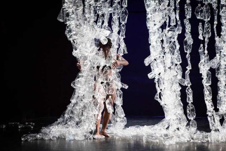 Un rompedor espectáculo de danza contemporánea con un millar de botellas de plástico, performance participativa con la que se cerrará MUSEG 2021