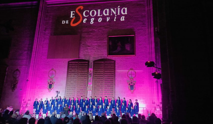 La Escolanía de Segovia reúne en un concierto intergeneracional a más de un centenar de cantantes con motivo de su 25 aniversario