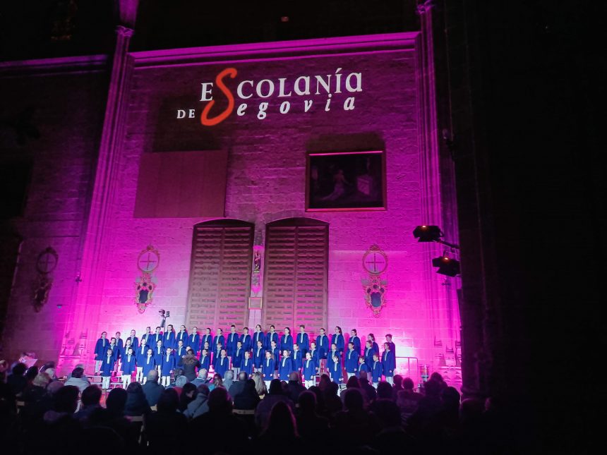 La Escolanía de Segovia reúne en un concierto intergeneracional a más de un centenar de cantantes con motivo de su 25 aniversario