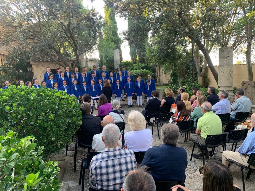 La Escolanía de Segovia despliega su talento joven en el jardín de La Mudarra