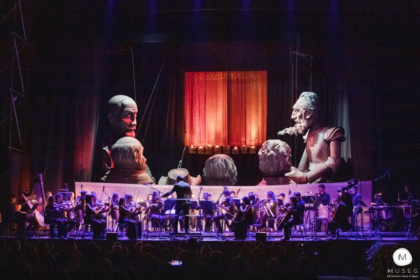 Segovia se rinde a las marionetas gigantes de Títeres Etcétera en el centenario de ‘El retablo de Maese Pedro’ de Manuel de Falla